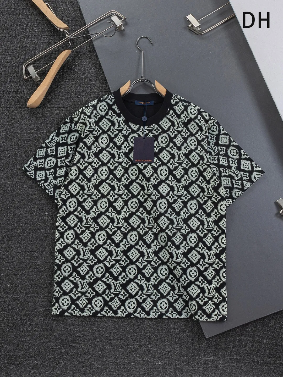 🅿️200 Louis Vuitton 1V LV micro-wide version S-XL LV 26ss new products are available at the counter simultaneously. Multiple craftsmanship, full jacquard presbyopia letter logo printing, round neck short-sleeved T-shirt, same style for men and women! Consigned to one-to-one creation. Synchronized with the official website, pure cotton fabrics at the counter! It is close to the skin and comfortable, durable and easy to wear. It has a classic and simple logo design and meticulous original craftsmanship. Short-sleeves, a must-have item for men, do not appear to be the same for the general public, but must be unique and eye-catching. This LV short-sleeve is all about quality, comfort, the same shape and fashion as always, including fabrics and cutting techniques. All of them have been made with great effort! 320 grams of washed pure cotton fabric, pure cotton is breathable, very refreshing and comfortable for daily wear. The rib knitting on the neckline is smooth and tight, and the neckline will not be skewed if you toss it at will. The loose version, you will find that it looks really good on the upper body. The overall is minimalist and neat, super versatile for daily use! Pair it casually with a pair of pants for a youthful look. A T-shirt will make your outfit crazy. It is a fashionable item that can never go wrong! Color: Black White Size: S-XL Size chart: S: Shoulder width 50-Bust 56-Length 70 M: Shoulder width 52-Bust 57-Length 72 L: Shoulder width 54-Bust 59-Length 74 XL: Shoulder width 56-Bust 62-Length 76
